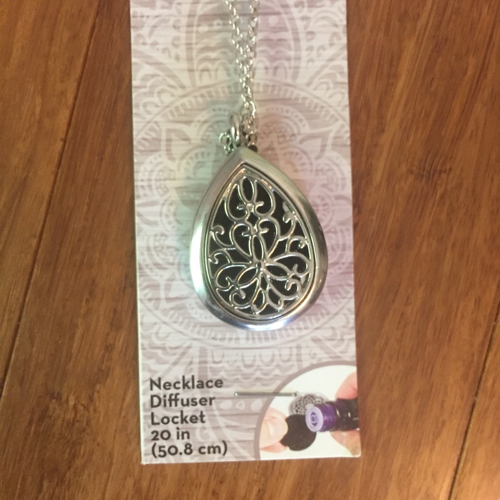 Diffuser necklace NWT